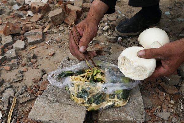 北京工地民工午饭 塑料袋盛饭树枝