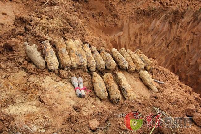 山东巨野：村民改造旱厕 挖出10余炮弹手榴弹