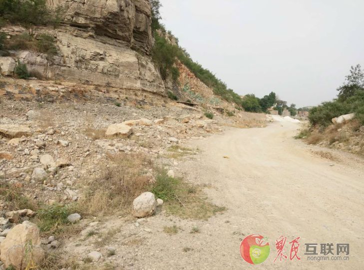 磁县青碗河村至五里河村之间这段公路坑洼不平，村民期待修建贯通！