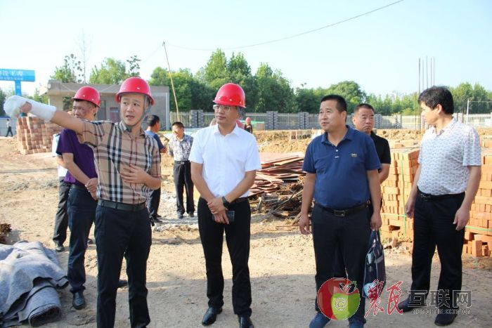 在工业园区,朱启峰首先听取了园区负责人关于近期安全